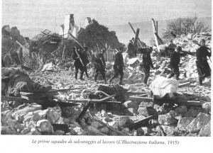 Le prime squadre di salvataggio al lavoro