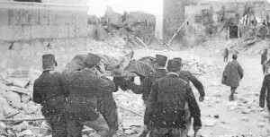 Militari trasportano cadaveri